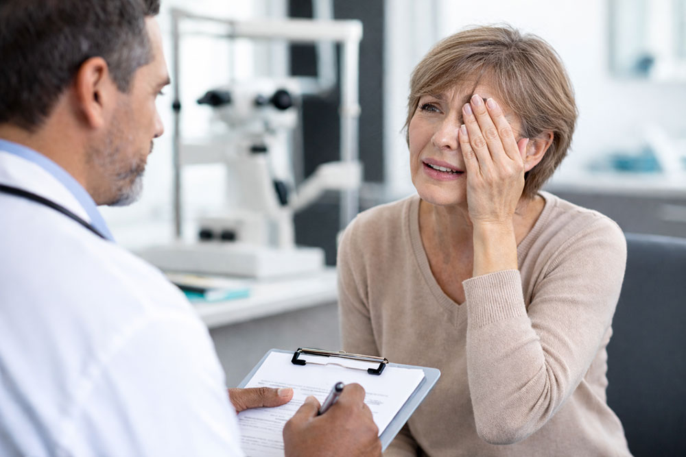 Patient with eye pain consulting an eye doctor for emergency eye care evaluation.